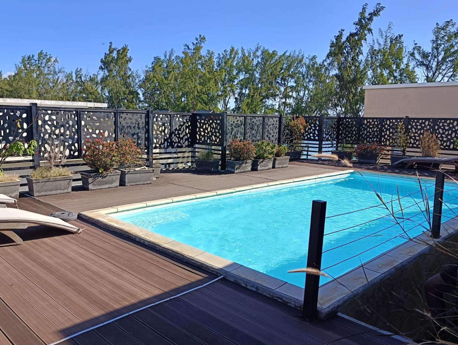 Newly Renovated Studio Apartment With Rooftop Pool, Few Steps To The Beach Flic en Flac ภายนอก รูปภาพ