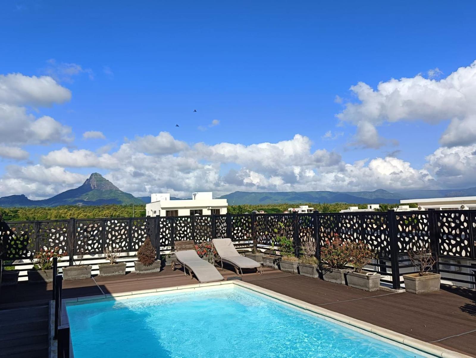 Newly Renovated Studio Apartment With Rooftop Pool, Few Steps To The Beach Flic en Flac ภายนอก รูปภาพ