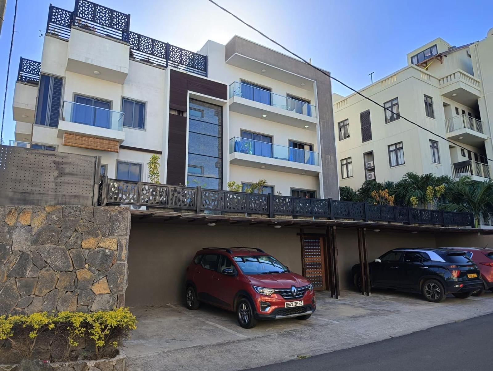 Newly Renovated Studio Apartment With Rooftop Pool, Few Steps To The Beach Flic en Flac ภายนอก รูปภาพ