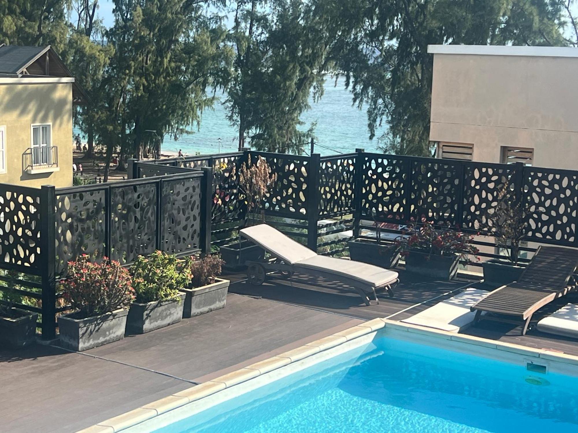 Newly Renovated Studio Apartment With Rooftop Pool, Few Steps To The Beach Flic en Flac ภายนอก รูปภาพ